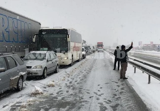 СНИМКИ ТИР запречи Е79, отбиха трафика през дефилето