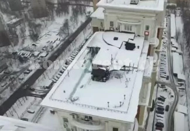  (ВИДЕО) Домоуправител си направи вила с барбекю и игрище върху покрива на блок 