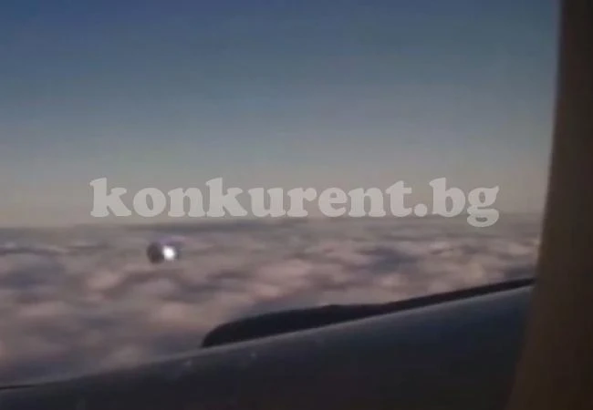 (СНИМКА) Цялата мрежа се чуди и мае какво е това чудо, което лети до самолет