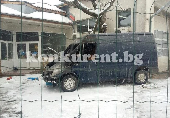 Автомонтьор подпали неволно буса на клиент