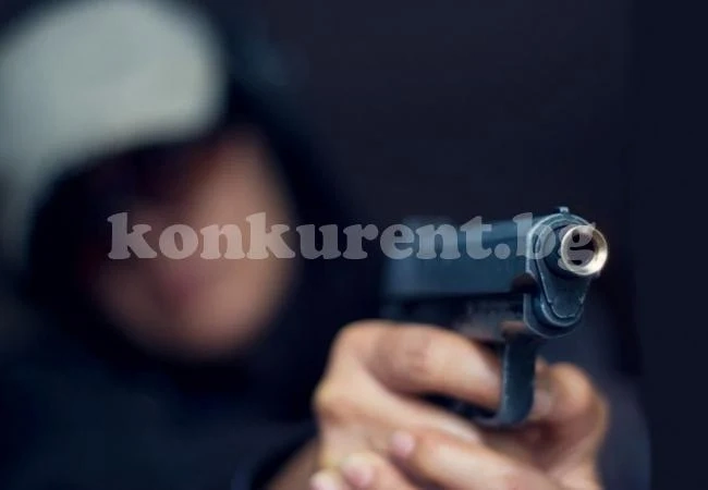 (СНИМКИ) Въоръжен взе заложници в супермаркет