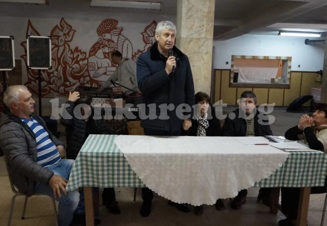 Кмет зарадва с подарък пенсионери