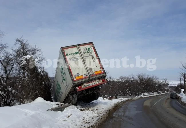 Спряха движението по Е79 заради нов проблем с ТИР
