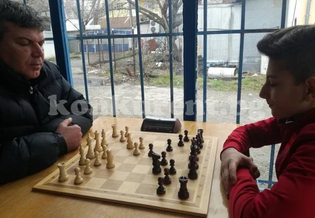 Ученик играе с успех в градско за мъже