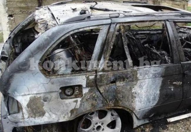  (СНИМКИ) Лек автомобил БМВ изгоря тази сутрин