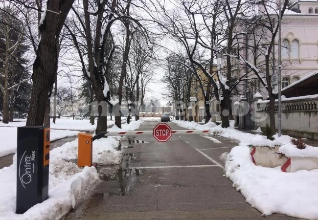 Вандал строши бариерата