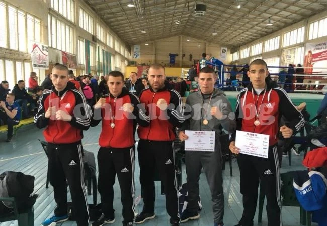 Наши бойци се върнаха с медали от Шумен, куриоз на кантара