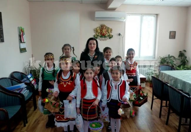 Кметът на Борован посрещна малки лазарки