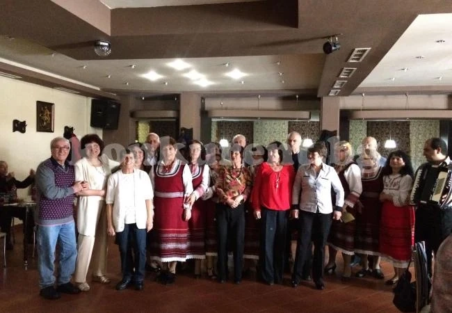 Пенсионери посрещнаха пролетта с мило тържество