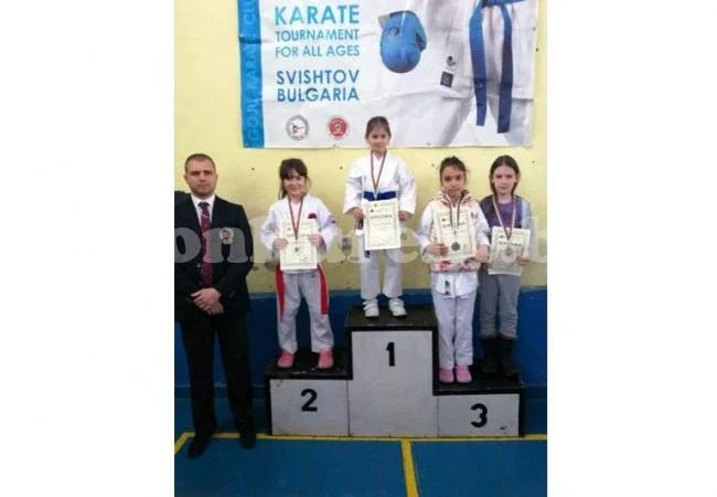 3 отличия за Компас в Свищов, дубъл за Сияна