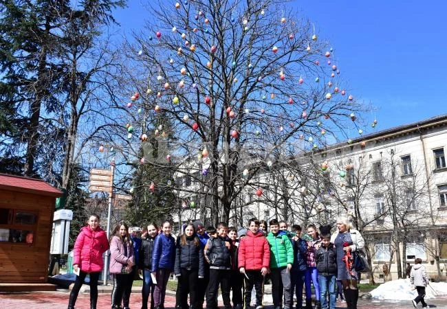 Враца се премени с великденска украса