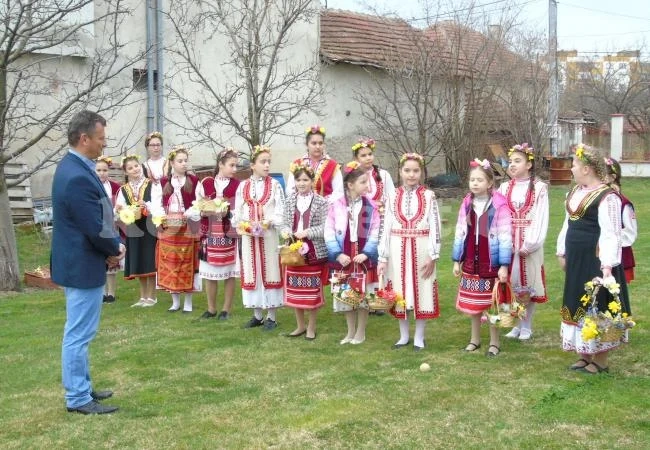 Кмет посрещна лазарки в дома си