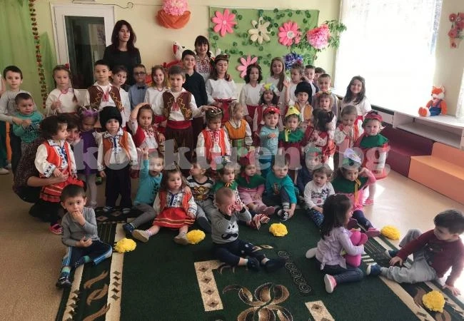 Деца пресъздадоха обичая Лазаровден СНИМКИ