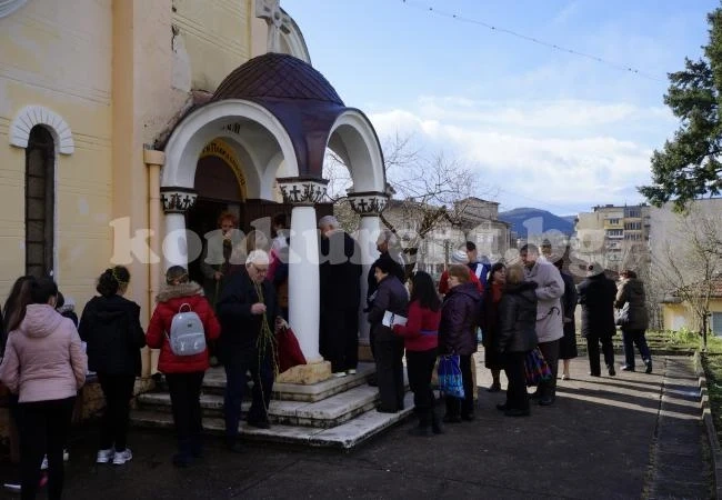Стотици миряни в Мездра честваха Цветница СНИМКИ
