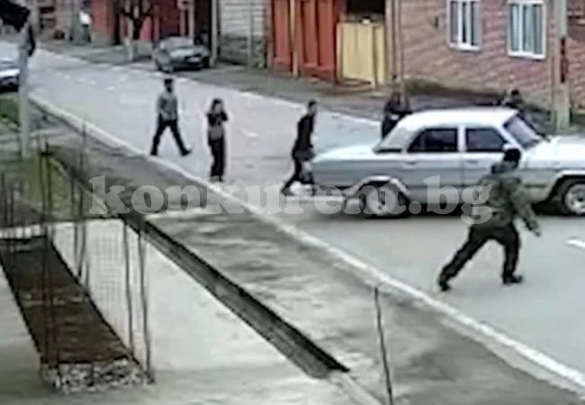 Уникално ВИДЕО запечата как съвсем малко момче краде и подкарва кола, за да се хареса на момиче