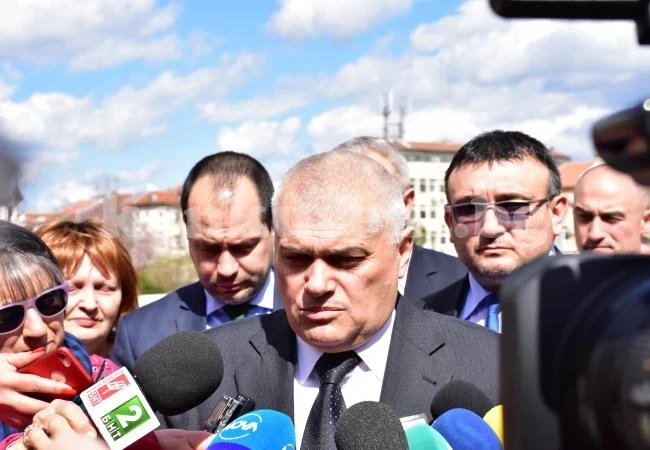 ОБНОВЕНА Министър Радев: Подкрепяме напълно комисар Янколов