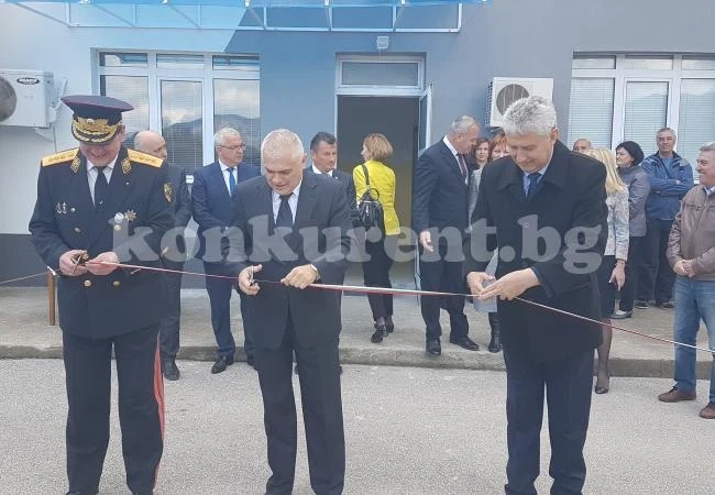 Откриха обновената сграда на пожарната в Мездра