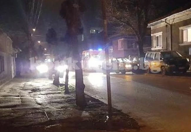 Автомобил се забил в дърво, трима са пострадалите