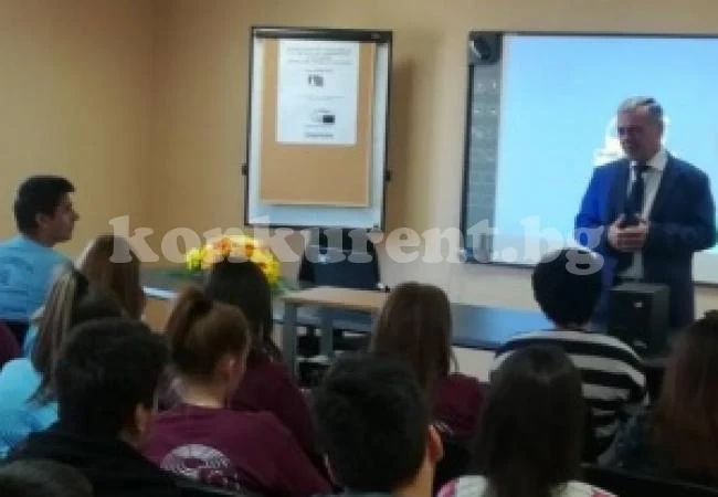 Владимир Уручев се срещна с гимназисти в Монтана