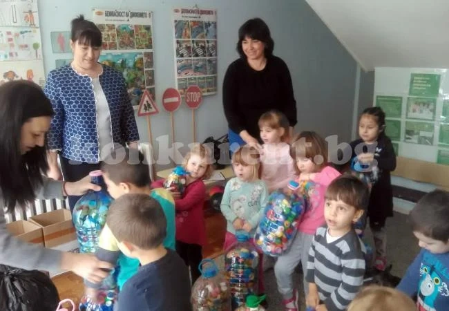 Деца и родители дариха капачки за малката Цвети