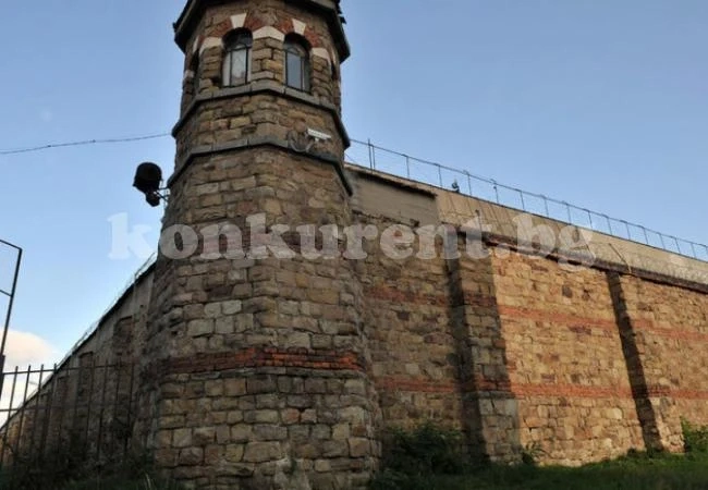 Двама опасни бандити избягаха от затвор