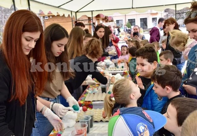 Над 300 шарени яйца боядисаха децата на Враца СНИМКИ