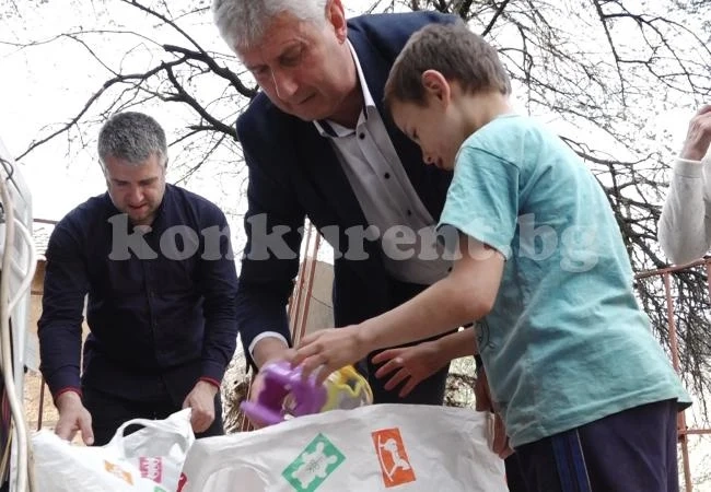 Великденско дарение за потребителите на социалните услуги в Мездра /СНИМКИ/