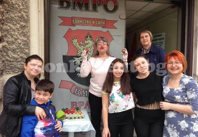 Жени от ВМРО боядисаха яйца