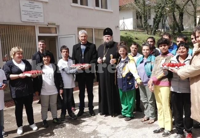 Кмет и владика зарадваха младежи със затруднения и възрастни хора СНИМКИ