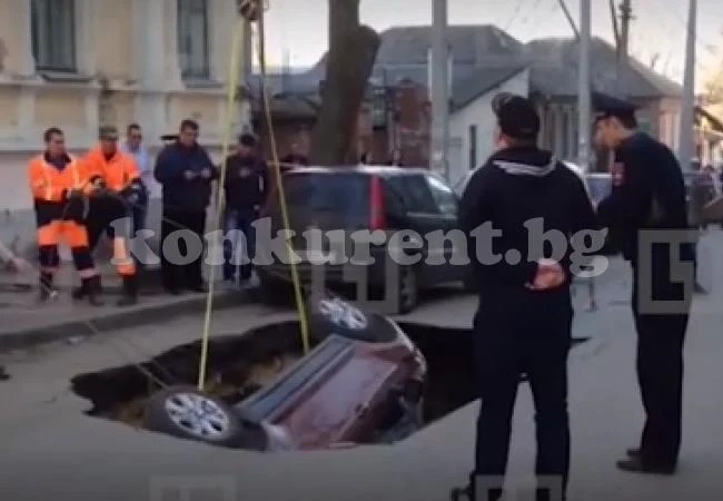 Кола напълно пропадна в земята на паркинг в Ростов (ВИДЕО)