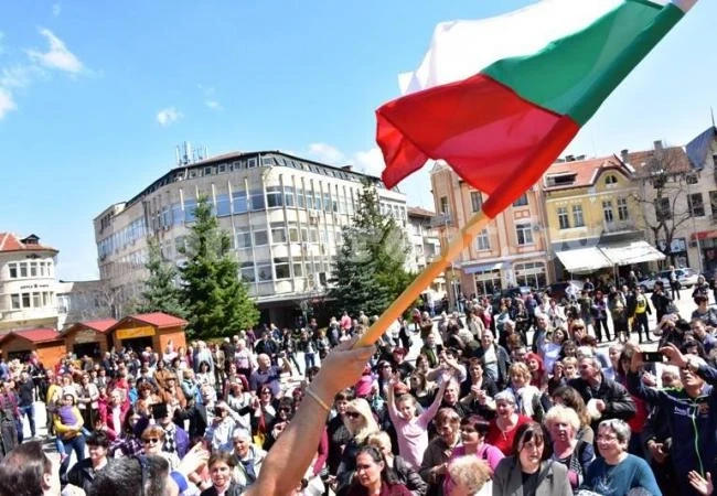 Стотици врачани се хванаха на великденско хоро СНИМКИ