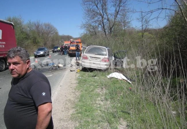 Започнаха да пропускат движението по Е79 след зловещата катастрофа край разклона за Вършец СНИМКИ