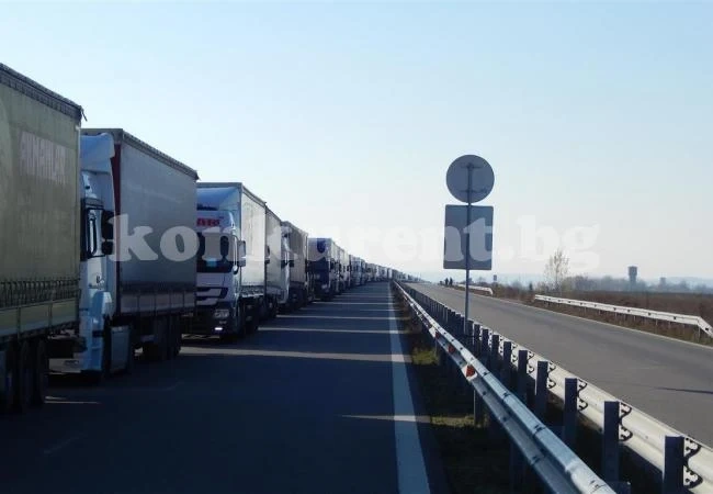 Натрупаха се колони от камиони и коли на Дунав мост 2
