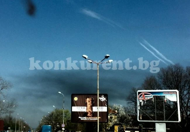 (СНИМКИ) Черен задушлив облак притесни врачани, вижте огнището