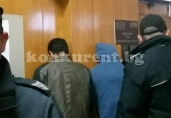 Прибраха в ареста двама, псували минувачи