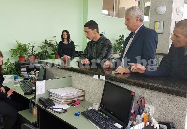 Помагат на абитуриента, чиято къща изгоря в пожар