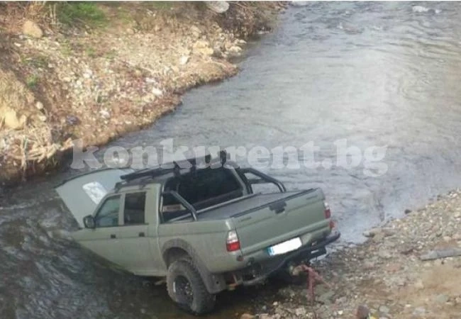 Пикап падна в река