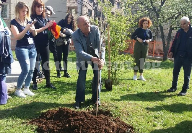 Участници по проект от 5 държави засадиха дърво в училищен двор СНИМКИ