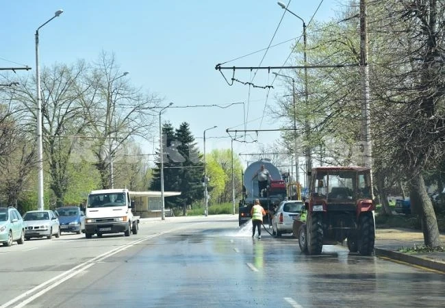 Започна лятното измиване на улици