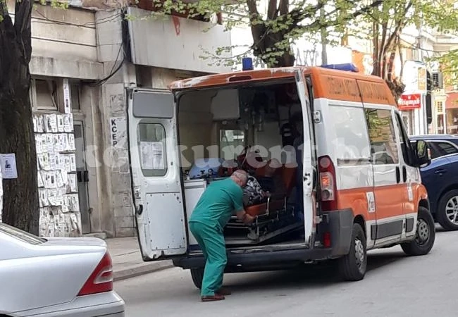 Мъж припадна в центъра на Враца СНИМКИ