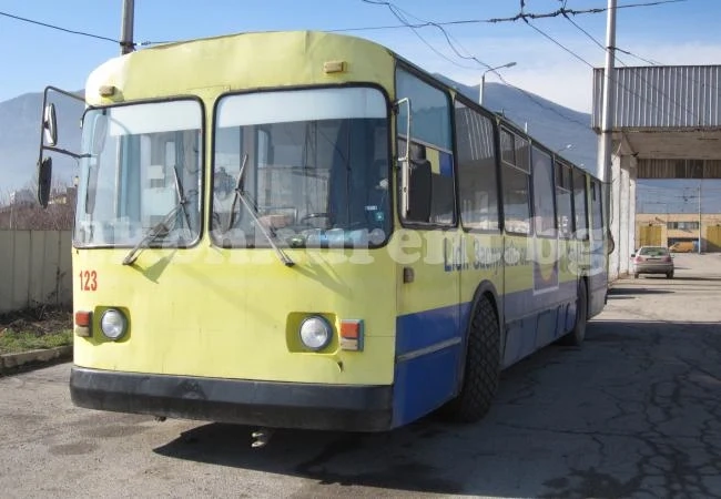 Авария блокира тролеите във Враца