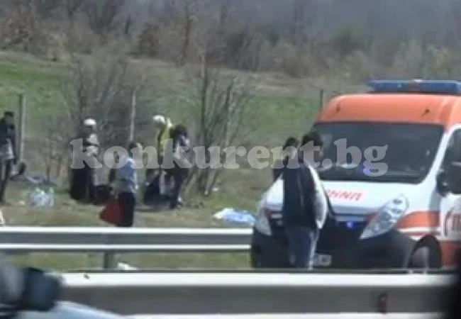 Автобус се обърна край Вакарел, има загинали, 11 линейки са на мястото