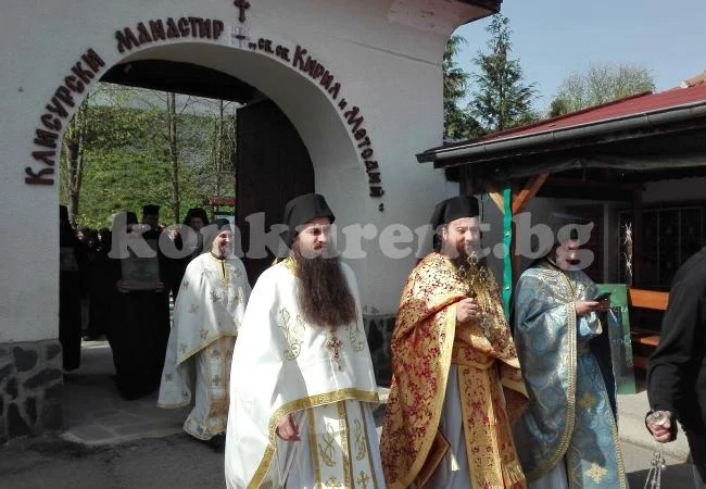 На Светли петък поклоници търсят изцеление в Клисурския манастир