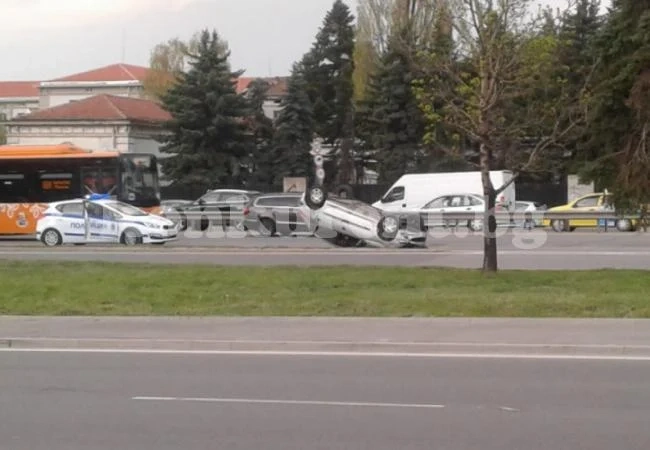 Кола се обърна по таван и затапи възлов булевард