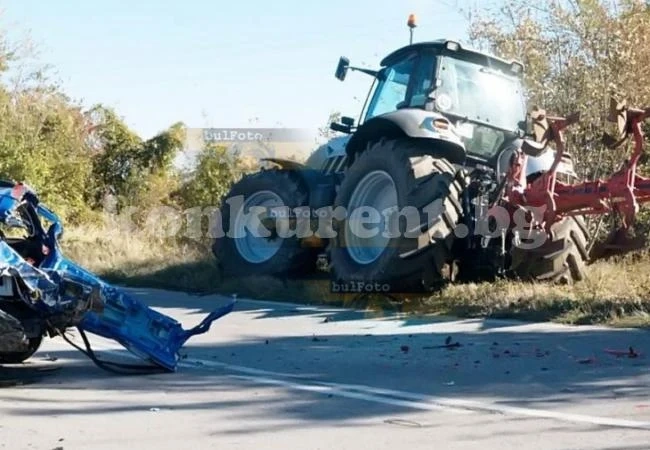 Нова смърт на пътя! Шофьор загина при удар на три коли и трактор