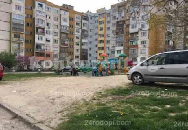 Ученик опита да отвлече и изнасили момиченце на детска площадка, но се размина със затвор