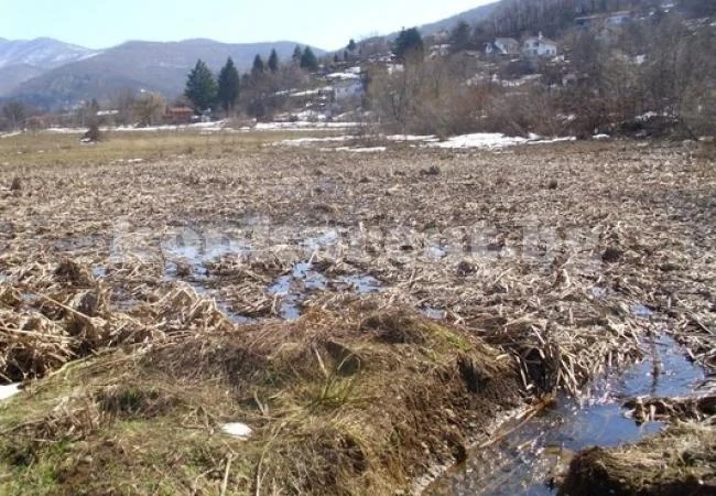 Пенсионер затъна в блато