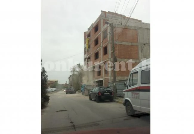 Ето как се изхвърлят отпадъци от нова сграда във Враца СНИМКИ