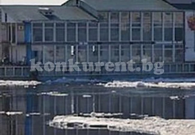 Уникален случай: Ресторант отплава заедно с хората по река на отчупил се от брега лед (ВИДЕО)