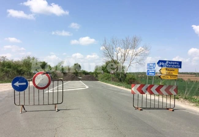 Възрастен шофьор се прави на каскадьор СНИМКИ